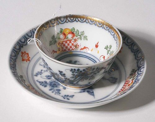 SUGAR BOWL WITH 'BIENENMUSTER', Meissen, circa 1740.With basket weave relief, painted with bees and oriental flowers. The similarly decorated lid with finial in the form of a hare painted in brown. With gold edge. Underglaze blue sword mark. D 13cm, small chip to lid edge. Provenance: from a private collection, Solothurn