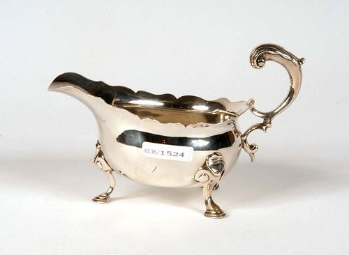 SAUCIERE. London 1751. Maker's mark John Holland . With three scrolled feet and shaped handle.  L 17 cm, 200 g.