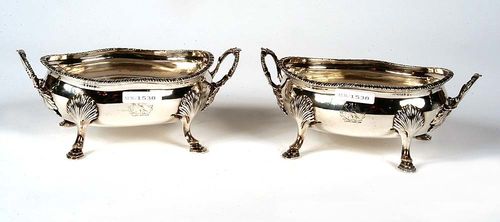 PAIR OF  OVALE FOOTED BOWLS. London, 1770-71. Maker's mark I.L With gadrooned edge, rams' feet, moulded handles. L 20 cm , Zus. 820 g.