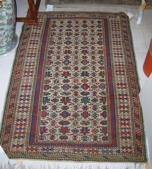 DAGHESTAN old. Light ground with stylised floral pattern, triple stepped border. Some wear.  104x148 cm.
