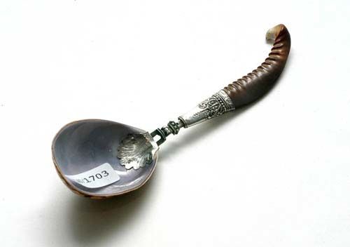 SPOON. Probably Germany, 16th/17th century.Baroque. Shell and silver. Curved handle with removable spoon bowl, revealing the fork prongs. L 15 cm. Provenance: Private collection, Basel