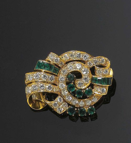 BRILLIANT-CUT DIAMOND AND EMERALD BROOCH. Yellow gold 750. Set with 42 brilliant cut diamonds totalling ca. 1.60 ct also 8 emerald baguettes and 7 round emeralds totalling ca. 1.00 ct.