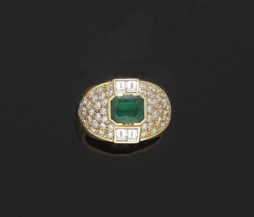 EMERALD AND DIAMOND RING. Yellow gold 750. The top set with 1 octagonal emerald of ca. 1.40 ct, between 4 diamond baguettes and numerous pavé-set brilliant-cut diamonds of ca. 1.90 ct. in total.  Size ca. 56.