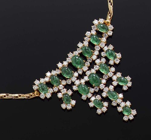 EMERALD AND BRILLIANT-CUT DIAMOND NECKLACE. Yellow gold 750.Front designed as a stylised triangle set with 16 oval emerald cabochons totalling ca. 14.00 ct between 84 diamonds totalling ca. 6.50 ct. Length ca. 42 cm.