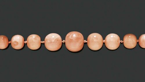 CORAL SAUTOIR. Endless sautoir consisting of numerous light-pink coral beads, graduated from 7 to 16.6 mm. L ca. 90 cm. Matches the following lot.