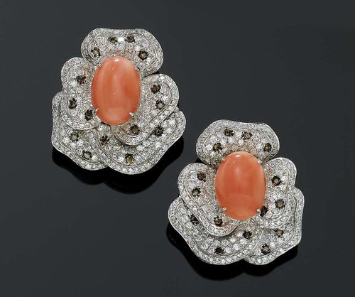 CORAL AND BRILLIANT-CUT DIAMOND CLIP EARRINGS. White gold 750. Large, attractive clip earrings with removable studs, in the shape of a blossom, the middle set with 2 light- pink coral cabochons of ca. 16 x 12 mm, completely set with numerous white and with 30 brown brilliant-cut diamonds totalling ca. 5.50 ct.