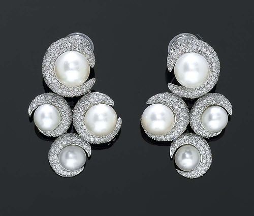 PEARL AND DIAMOND CLIP EARRINGS. White gold 750. Fancy pendant earrings, each consisting of four crescent motifs in different sizes, each with a cultured pearl of 7-9.5 mm Ø in the middle, completely set with 612 brilliant-cut diamonds totalling ca 3.46 ct.