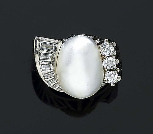 PEARL AND DIAMOND RING, ca. 1940. White gold 750. Fancy ring, the asymmetric top set with 1 baroque pearl of ca. 14.4 x 10.6 mm, flanked by 3 old-mine-cut diamonds totalling ca. 0.30 ct. and with 6 cut diamond baguettes totalling ca. 0.30 ct. Size ca. 44.5.