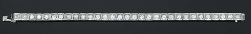 BRILLIANT-CUT DIAMOND BRACELET. White gold 750. Elegant Rivière bracelet, set with 31 brilliant-cut diamonds totalling 4.60 ct, in a classic box setting. L ca. 17 cm.