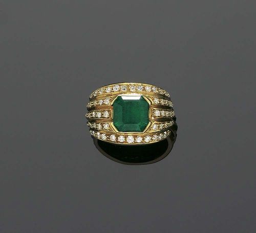 EMERALD AND BRILLIANT-CUT DIAMOND BAND RING. Yellow gold 750. Front set with 1 octagonal emerald of ca. 3.10 ct. and numerous diamonds totaling ca. 0.80 ct. Size ca. 55.