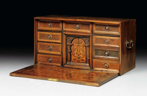 SMALL CABINET, Early Baroque and later, German 17th/19th century. Walnut, cherry and local fruitwoods in veneer and richly inlaid with flowers, cartouches and frieze. Fall front, architectural style fitted interior, brass knobs and iron carrying handle. 64x27x37 cm.