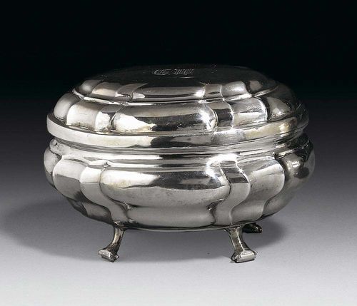 SUGAR BOWL. Augsburg, 1759-1761. Maker's mark Gottfried Satzger. With all over twisted folds, hinged lid with engraved monogram, on four scrolled feet. L 13.5 cm, 230 g.