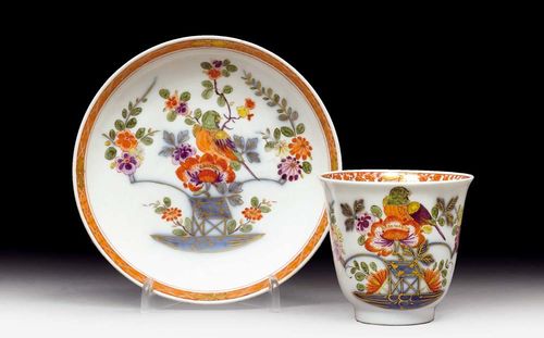BECHER UND EINE UNTERSCHALE MIT TISCHCHENMUSTER UND VOGEL Meissen, um 1735-40.