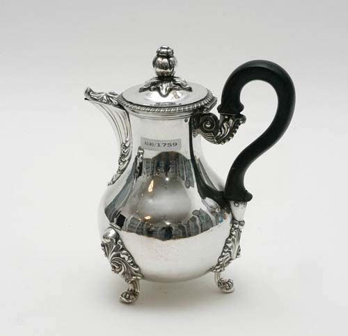 COFFEE POT. Paris, beginning of the 19th century. With maker's mark. Rounded coffee pot, with rocaille decoration and floral finial. H 20.5 cm. 550 g.