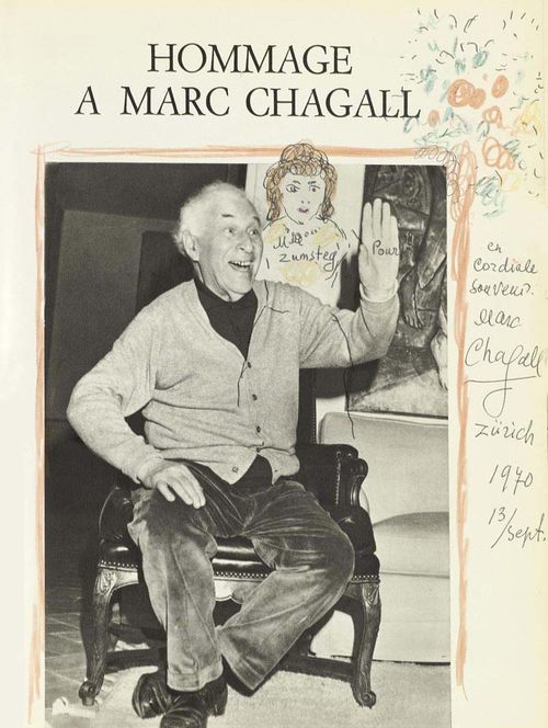 CHAGALL - EDITION 'XXe SIÈCLE'. Hommage à Marc Chagall. Paris, XXe siècle Cahiers d'art, numero spécial, 1969. 4° 132 S. mit zahlreichen, teils farbigen Tafeln u. Textabb. Auf Titel Orig.-Farbstiftzeichnung v. Chagall mit Dedikation an Hulda Zumsteg, dat. Zürich 1970 Orig.-Leinen mit Schutzumschlag. Die amüsante Arbeit zeigt neben dem Photoportrait Chagalls eine physiognomisch freie zeichnerische Wiedergabe des Portraits Hulda Zumstegs.- Auf Vorsatz Griffspuren.