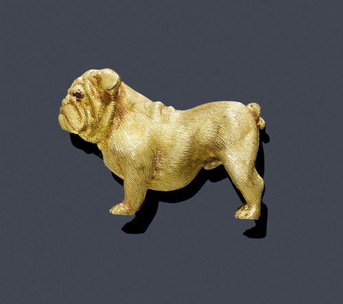 A GOLD BROOCH. Yellow gold. 750, 31g. Decorative and massive brooch modeled as an English Bulldog. Ca. 4 x 2,6 cm. With a French import stamp.