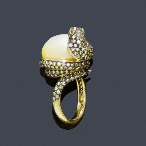 A PEARL AND DIAMOND RING. Yellow gold 750. The top set with 1 yellow, South Sea, button-shaped cultured pearl of 17,5 mm in diameter held by a coiled cobra, set all over with 170 nuanced brown, yellow and white brilliant-cut diamonds weighing in total ca. 2.30 ct. Size ca. 54.