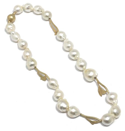 A PEARL AND GOLD NECKLACE. Yellow gold 750. Modern necklace composed of 21 baroque, white and lutescent South Sea cultured pearls of 13,5 to 17 mm Ø and punctuated by 4 fancy calendered gold spacers.  Calendered ball clasp with magnet. Mounted on a steel wire. L ca. 52 cm. With a copy of the invoice Sept. 2007. Matches the following lot. Sold to benefit a charitable foundation.