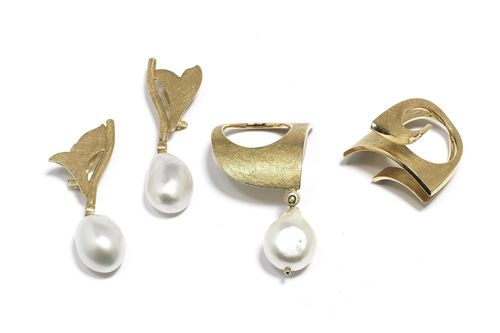PEARL EAR CLIPS AND TWO RINGS. Yellow gold 750, 49g. Modern ear clips with 2 baroque, white South Sea cultured pearls of ca. 16 x 12 mm surmounted by an ornamented calendered gold accent. 2 matching convex calendered gold rings, one set with 1 baroque cultured pearl as pendant. Size. ca. 52 and 58. With a copy of the invoice August 2007. Matches the previous lot. Sold to benefit a charitable foundation.