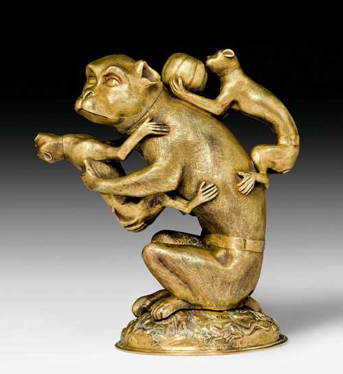 RARE SILVER-GILT 'TRINKSPIEL' CUP FORMED AS A MONKEY WITH TWO YOUNG. Augsburg 1600.Goldsmith mark Augsburg (BZ Seling 029). Maker's mark on neck fitting and base: LT (over another mark) Lorenz Tittecke Nuremberg. H 18.2 cm. 789.2 g. Provenance: Private collection, Zurich. With expertise by Professor Dr. Ernst-Ludwig Richter.