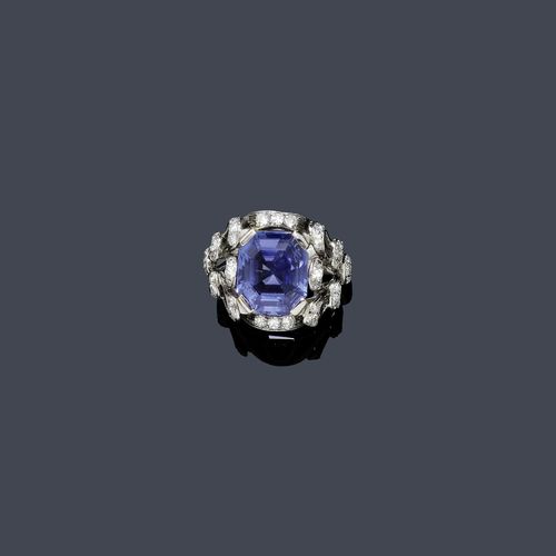 SAPPHIRE AND DIAMOND RING, ca. 1950. White gold 750. Elegant ring, the top set with 1 step-cut Ceylon sapphire of ca. 7.50 ct, unheated, the setting and the open-worked ring shoulders additionally decorated with 36 single-cut diamonds weighing ca. 0.50 ct. Size ca. 54. Tested by Gemlab.