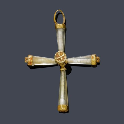 ROCK CRYSTAL AND GOLD PENDANT, ca. 1860. Yellow gold. Rare cross pendant, in the archaeological style, with 4 conical cross beams of facetted rock crystal and finely decorated gold ends, the centre additionally decorated with 1 perpendicular, nail-type seal with finely textured ornaments. Ca. 8.5 x 6 cm.
