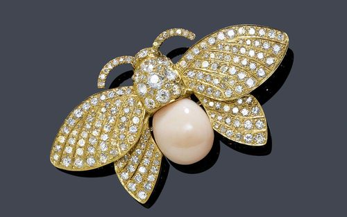 AN ANGEL'S SKIN CORAL AND DIAMOND CLIP-BROOCH, BRIGOLA. Yellow gold 750. Set with 1 coral cabochon and 180 brilliant-cut diamonds of a total of 7.06 ct. Ca. 6.5 x 3.5 cm.