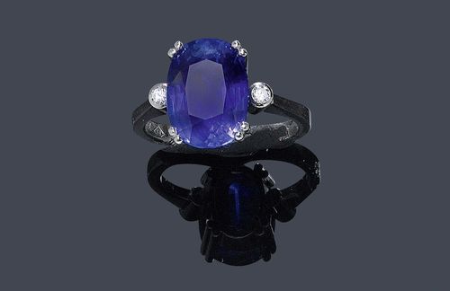 A BURMA SAPPHIRE AND DIAMOND RING. White gold 750. Set with 1 Burma sapphire of 7.34 ct, untreated, and 2 brilliant-cut diamonds of a total of ca. 0.06 ct Size ca. 55.