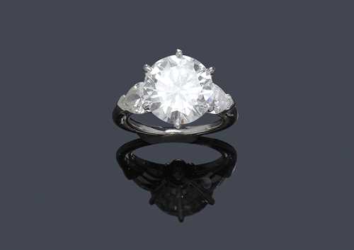 A DIAMOND RING, circa 1950. Platinum 950. Set with 1 brilliant-cut diamond of 3.74 ct H/ VS2 and 2 diamonds of a total of ca. 0.80 ct. Size ca. 49 with adjustment insert.