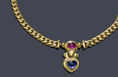 A GOLD, SAPPHIRE AND RUBY NECKLACE, BULGARI, circa 1980. Yellow gold 750, 54g. Set with ruby cabochons of a total of ca. 2.30 ct, and a sapphire cabochon of ca. 2.20 ct. L ca. 41 cm. Signed Bulgari.