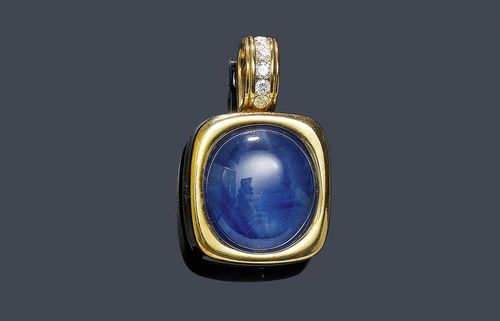 ASTERIA SAPPHIRE, GOLD AND DIAMOND PENDANT. Yellow gold 750. Set with 1 asteria sapphire cabochon of ca. 50.43 ct, and 5 brilliant-cut diamonds of a total of ca. 0.35 ct.