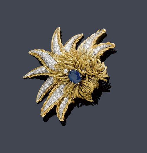 SAPPHIRE AND DIAMOND CLIP BROOCH, ca. 1950. Platinum 950 and yellow gold 750, 53g. Very decorative brooch designed as a stylized starfish, set with 1 oval sapphire of ca. 2.00 ct and set throughout with numerous brilliant-cut diamonds weighing ca. 4.00 ct. Ca. 6.7 x 5 cm.