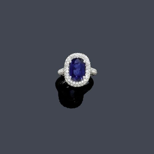 SAPPHIRE AND DIAMOND RING. White gold 750. Modern, elegant ring, the top set with 1 antique-oval Ceylon sapphire of 5.15 ct, untreated, the setting and the ring shoulders set throughout with numerous brilliant-cut diamonds weighing ca. 2.45 ct. Size ca. 55. With Gübelin Report No. 9706078, June 1997.