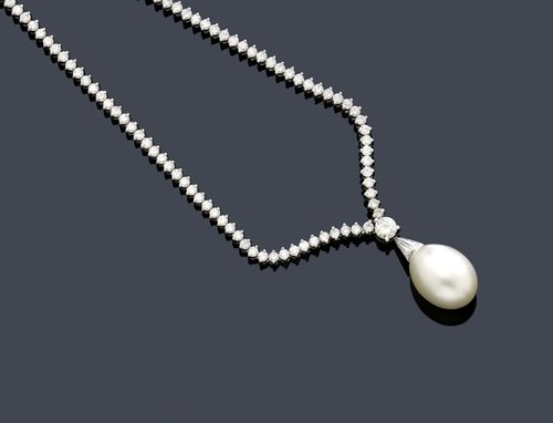 PEARL AND DIAMOND NECKLACE, E. MEISTER. Platinum 950. Elegant "Y"-shaped Rivière necklace, set throughout with 183 brilliant-cut diamonds weighing ca. 6.00 ct, the lower part with 1 flexibly mounted pendant of 1 egg-shaped South Sea cultured pearl of ca. 15 x 11 mm and 2 small triangle-cut diamonds. L ca. 51 cm.