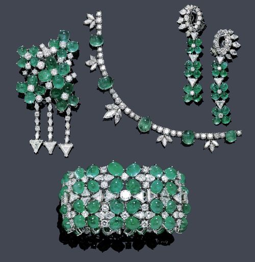 AN EMERALD AND DIAMOND PARURE COMPOSED OF A NECKLACE, A BRACELET, A BROOCH AND EAR PENDANTS. Platinum 950 and white gold 750. Total weight of the emeralds 125 ct, total weight of the diamonds 45 ct. - Private collection - Sotheby's Genève, Nov. 2008, lot 124