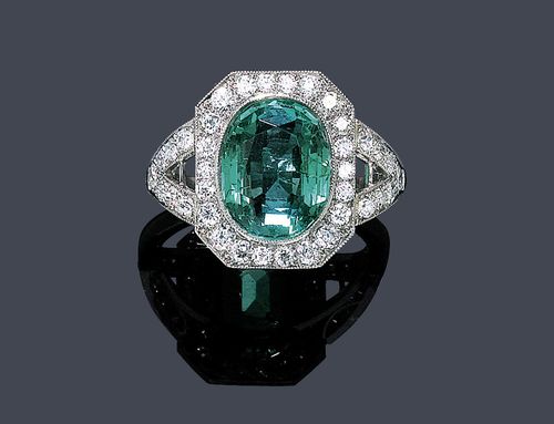 AN EMERALD AND DIAMOND RING, circa 1935. Platinum. Set with 1 emerald of ca. 3.10 ct, and brilliant-cut diamonds weighing in total ca. 1.00 ct. Size 54.