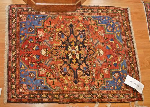 2 SMALL FERAGHANS antique.Both with a central medallion, florally patterned, 63x68 cm. 58x76 cm.