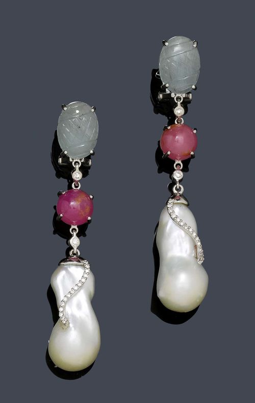 PEARL, TOURMALINE, AQUAMARINE AND DIAMOND EAR PENDANTS. White gold 750. Original long ear pendants with clips and studs. Each clip part of 1 oval, engraved aquamarine cabochon of ca. 13.7 x 9.8 mm, below, a flexibly mounted  pink tourmaline cabochon of ca. 9 mm Ø, between 2 small brilliant-cut diamonds. The lower part with 1 baroque, drop-shaped cultured pearl of ca. 28 x 12 mm each, additionally decorated with a finely appliqued tendril motif set with brilliant-cut diamonds. Total weight of the diamonds ca. 0.15 ct. L ca. 6.6 cm.