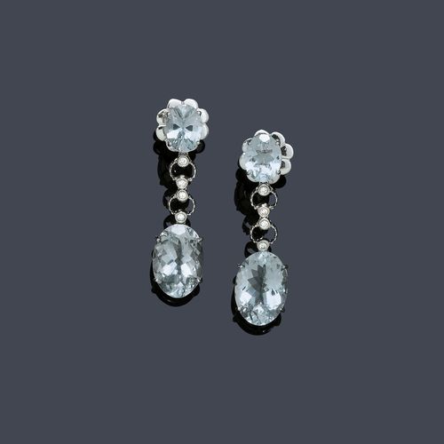 AQUAMARINE AND DIAMOND EAR PENDANTS. White gold 750. Classic ear studs, each set with 2 oval aquamarines weighing ca. 15.00 ct, connected to one another by 2 small circle motifs, decorated with 4 brilliant-cut diamonds, total weight of the diamonds ca. 0.10 ct. L ca. 4.7 cm. Matches the previous lot.