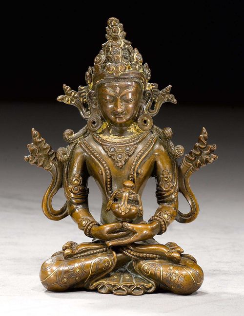 A COPPER FIGURE OF AMITAYUS WITH SILVER AND GOLD INLAYS. China, Beijing, 18th/19th c. Height 11.3 cm.
