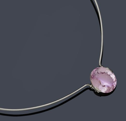 KUNZITE AND GOLD NECKLACE. White gold 750. Casual-elegant necklace, the front set with 1 fine, oval kunzite of ca. 62.13 ct. The kunzite is removable. L ca. 46 cm. With case.