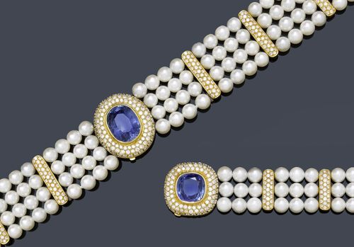 SAPPHIRE, PEARL AND DIAMOND NECKLACE WITH BRACELET. Yellow gold 750, 160g. Fancy four-row necklace with 160 Akoya cultured pearls of ca. 6.5 mm Ø, connected by 9 gold barrettes set with brilliant-cut diamonds. The clasp set with 1 oval sapphire of ca. 15.00 ct in a  pavé setting with brilliant-cut diamonds. Matching three-row bracelet with 54 cultured pearls, 1 antique-oval sapphire of ca. 8.00 ct and 5 barrettes set with brilliant-cut diamonds. Total weight of the 580 brilliant-cut diamonds ca. 8.00 ct. L ca. 34 cm and 17 cm, respectively.
