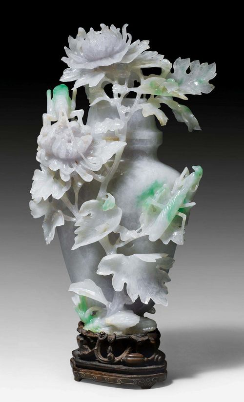A JADEITE CARVING  OF A VASE AND COVER WITH CHRYSANTHEMUM. China, 1st half 20th c. height 20 cm. Wood stand. Minor crack.