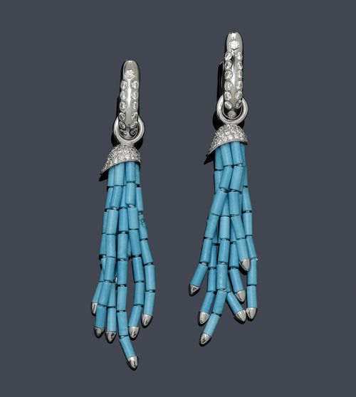 TURQUOISE AND DIAMOND BRACELET AND EAR PENDANTS, TAMARA COMOLLI. White gold 750. Decorative, 20-row bracelet of numerous, small turquoise cylinders. Decorative clasp of 2 drop-shaped rings set with diamonds weighing ca. 1.20 ct. L ca. 22 cm. Matching, fine ear pendants, each of 1 Creole ear stud decorated with 13 brilliant-cut diamonds as well as 1 removable pendant with a turquoise tassel and set with diamonds. Total weight of the diamonds ca. 1.50 ct. L ca. 8.2 cm.
