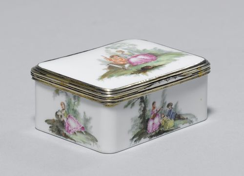 A PORCELAIN SNUFF BOX WITH 'WATTEAU SCENES',
