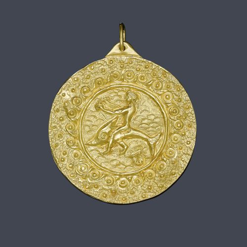 GOLD PENDANT / BROOCH, ILIAS LALAOUNIS. Yellow gold 916 and 750, 26g. Decorative, round pendant with a structured surface and pseudo-granulation, in the centre: a scene depicting a young man riding a dolphin. Signed Ilias Lalaounis No. A21. Ca. 7.5 cm Ø.
