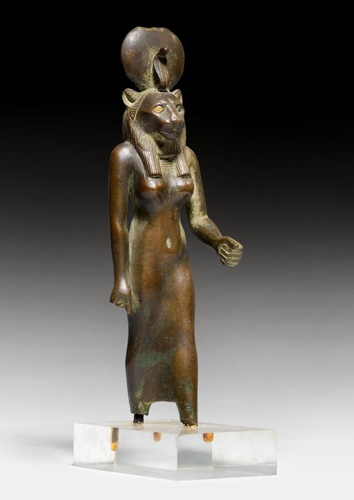 STATUETTE EINER LÖWENKÖPFIGEN GÖTTIN (SACHMET ?),