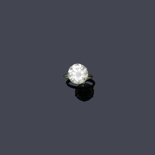 FANCY DIAMOND RING, ca. 1950. Platinum. Decorative solitaire model, the top set with 1 fancy brilliant-cut diamond weighing 6.20 ct, slightly yellow/VVS2, older cut, set in a plain six-prong chaton. Size ca. 48. With SSEF Report No. 65742, November 2012.