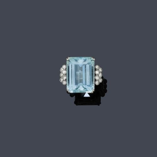 AQUAMARINE AND DIAMOND RING, ca. 1960. White gold 750. Classic-elegant ring, the top set with 1 fine step-cut aquamarine weighing ca. 20.00 ct within a border of 14 brilliant-cut diamonds weighing ca. 0.70 ct. Size ca. 55.