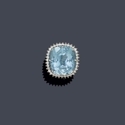 AQUAMARINE AND DIAMOND RING, ca. 1960. White gold 750. Classic-elegant ring, the top set with 1 antique-oval aquamarine weighing ca. 25.00 ct within a border of brilliant-cut diamonds weighing ca. 0.50 ct. Size ca. 0.50, with size adjustment insert.